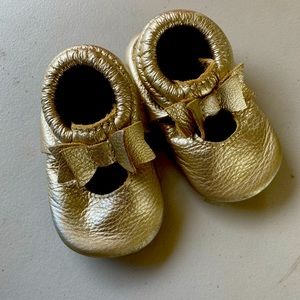 Freshly Picked size 4 bow moccasins